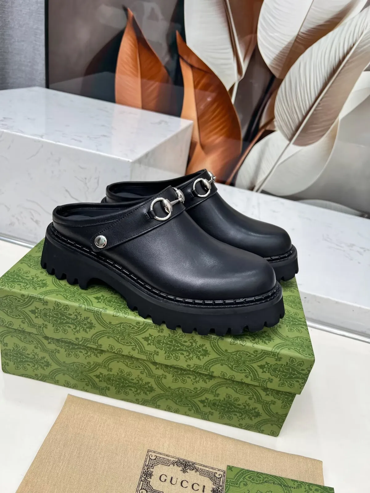 👟👟Ex-factory price 480👟👟 GUCCI British-style fashion slippers, lazy design back stumbling ➕thick sole increased height, empty back shape looming with exposed ankles, super cool when walking, age-neutral style, wide audience, Fabric: cowhide, mercerized cow suede Lining/foot pad: cowhide Outsole: foam outsole Heel height: 5cm Number of yards: 35-42 (customized numbers at both ends) Color: 4 colors available: black, brown, and military green Packing: card, bag
